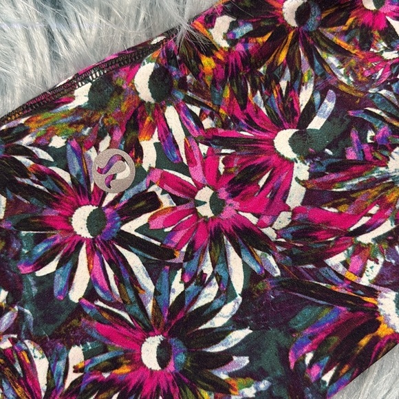 Lululemon Base Pace High-Rise Tight 28" *Brushed
Floral Electric Multi Nulux - Picture 6 of 10